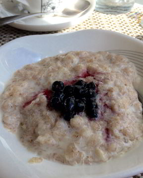 Овсяная каша с черникой и апельсиновой цедрой