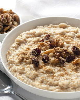 Овсяная каша с изюмом к завтраку
