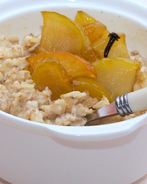 Овсяная каша с карамельными яблоками