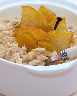 Овсяная каша с карамельными яблоками