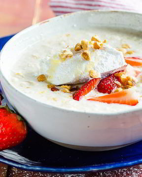 Овсяная каша с клубникой и фундуком