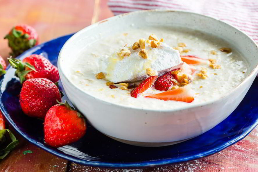 Рецепт овсяной каши с клубникой и фундуком