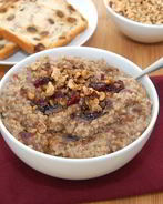 Овсяная каша с сушеной вишней и фундуком