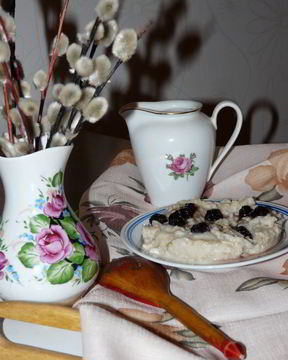 Овсяная каша с вишневыми ягодами и молоком