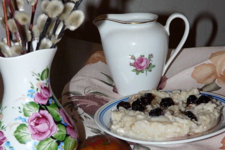 Рецепт овсяной каши с вишневыми ягодами и молоком