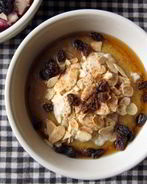 Овсяная каша с виски, изюмом и миндалем