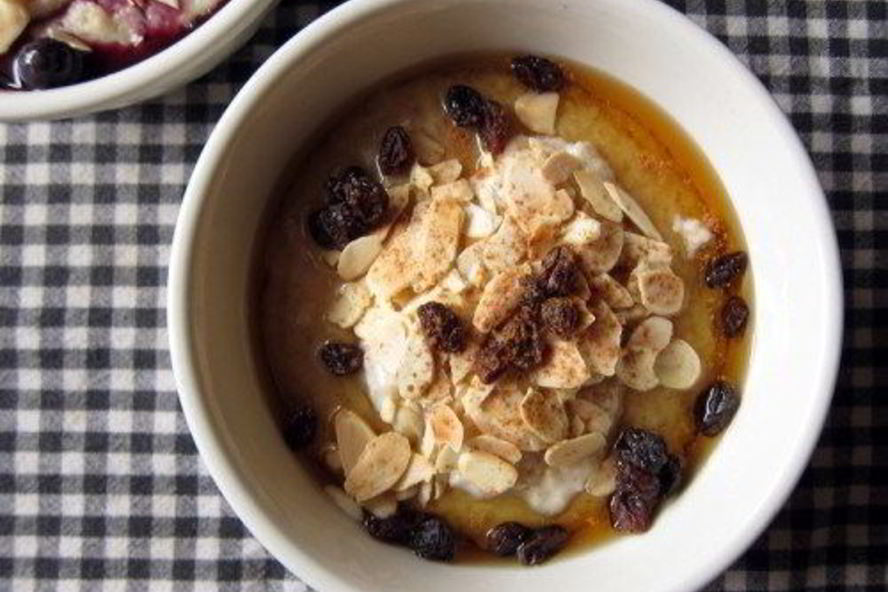 Рецепт овсяной каши с виски, изюмом и миндалем