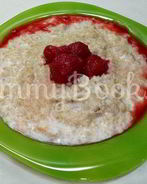 Овсяная каша с яблоками, грецкими орехами и клубникой