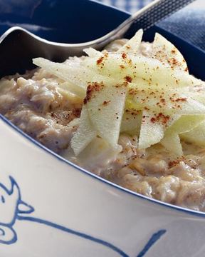 Овсяная каша с яблоками и корицей