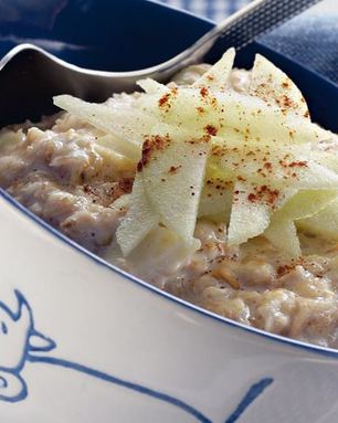 Овсяная каша с яблоками и корицей
