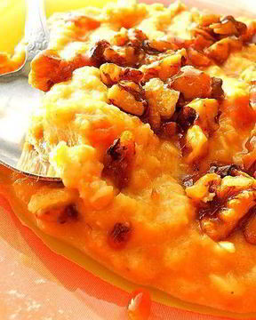 Овсяная каша с яблоком и карамельными орешками