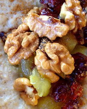 Овсяная каша с яблоком, клюквой и грецким орехом