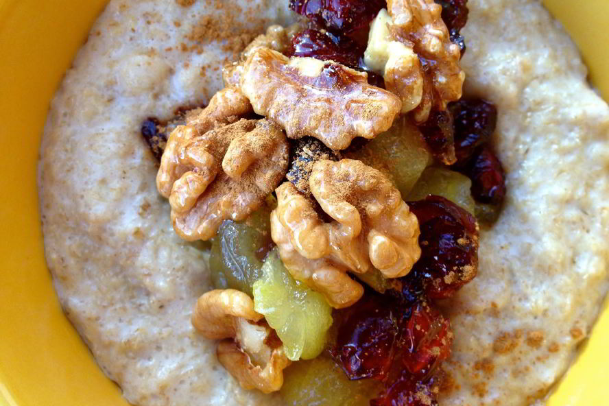 Рецепт овсяной каши с яблоком, клюквой и грецким орехом