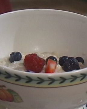 Овсяная каша с ягодами и сухофруктами