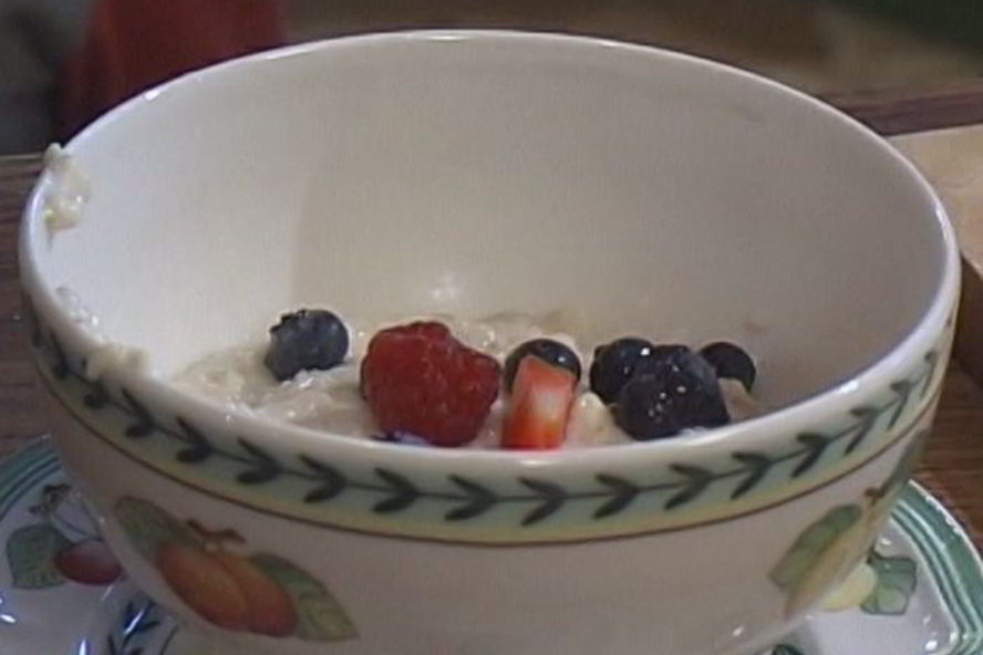 Рецепт овсяной каши с ягодами и сухофруктами