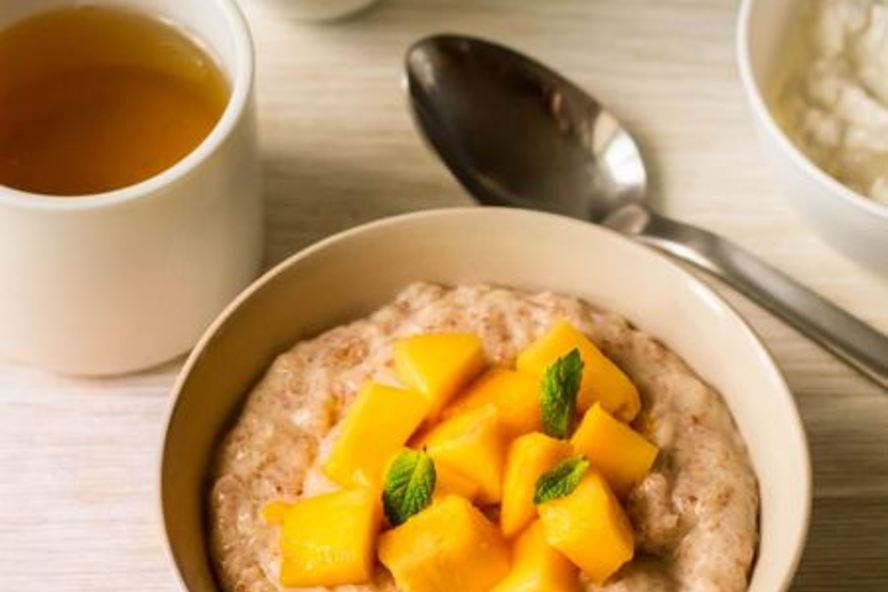 Рецепт овсяной каши со сгущенкой и манго