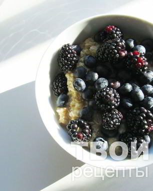 Овсянка на воде с ягодами и бананом