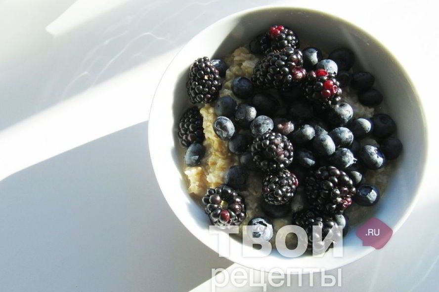 Рецепт овсянки на воде с ягодами и бананом