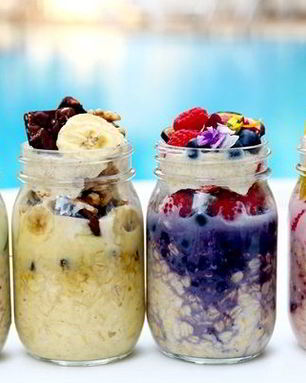 Овсянка в банке с отрубями и фруктами