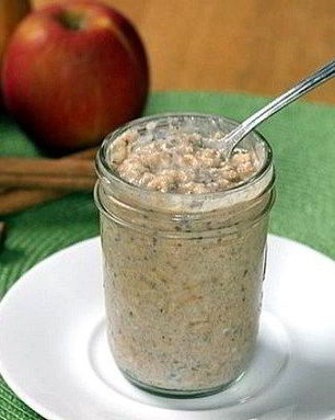 Овсянка в банке с яблоком и корицей
