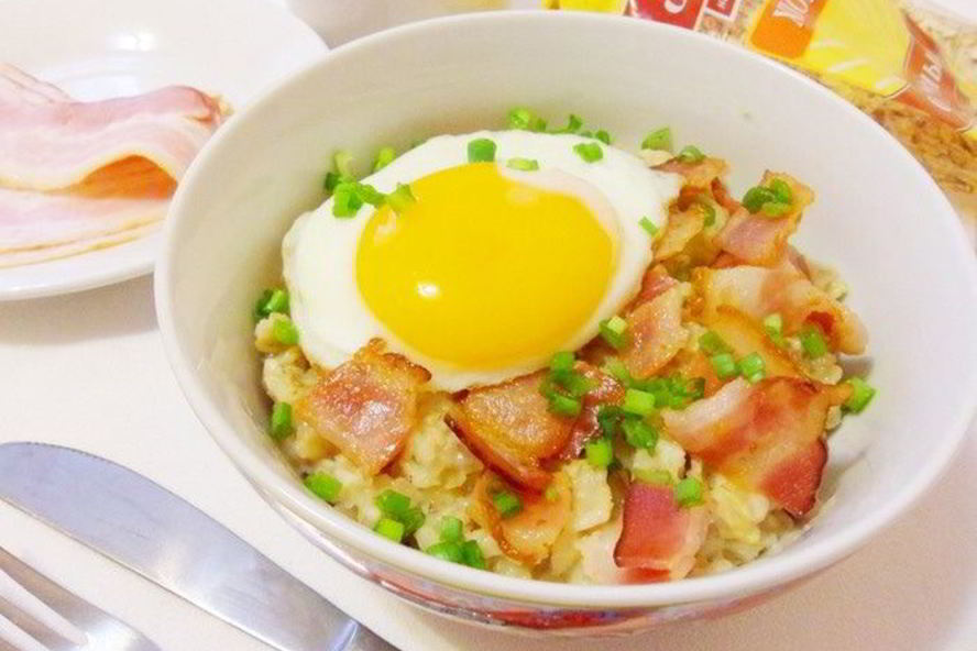 Рецепт пикантной овсянки с беконом и сыром