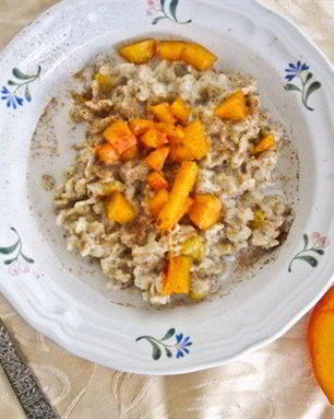 Сливочная овсяная каша с персиками