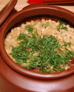 Каша перловая с мясом, запеченная в горшочке