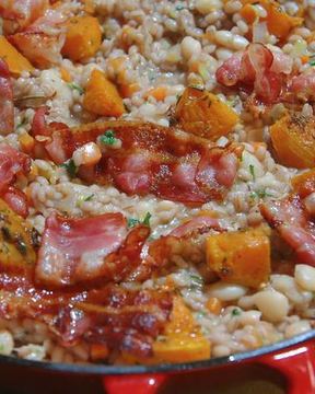 Перловая каша с фасолью, тыквой и беконом