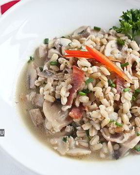 Перловая каша с грибами и беконом