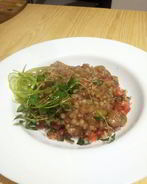 Перловая каша с тушеной говядиной и конкассе из томатов