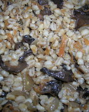 Перловка с шампиньонами, луком и морковью