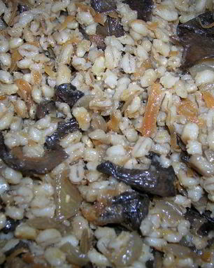 Перловка с шампиньонами, луком и морковью