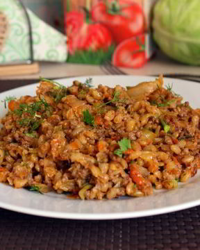 Вкусная перловая каша с мясным фаршем и овощами