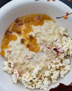 Пшенная каша на кокосовом молоке с чатни из тыквы и облепихи и попкорном