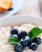 Молочная рисовая каша с черникой