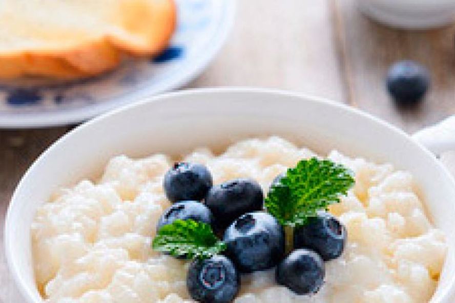 Рецепт молочной рисовой каши с черникой