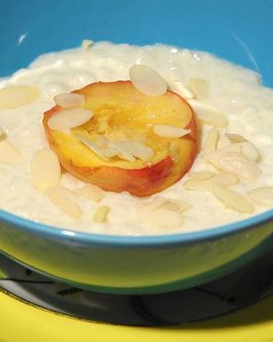 Рисовая каша с белым шоколадом и запеченными персиками