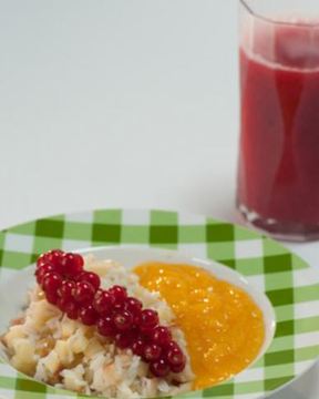 Рисовая каша с жареным яблоком и кремом из манго