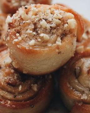 Булочки с грецким орехом и сахарным сиропом