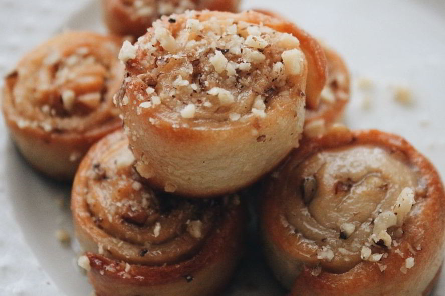 Рецепт булочек с грецким орехом и сахарным сиропом