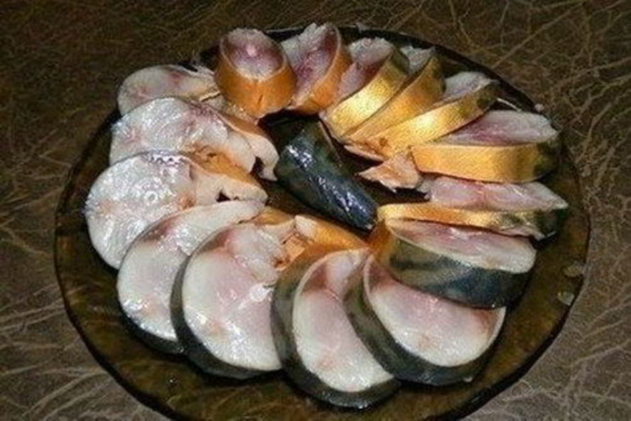 Рецепт домашней соленой скумбрии в чайном рассоле