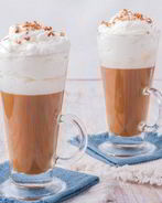 Карамельный чай с молоком и взбитыми сливками