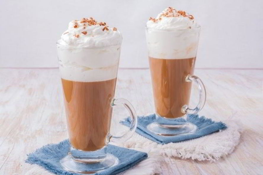 Рецепт карамельного чая с молоком и взбитыми сливками