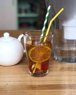 Холодный чай с малиной и лимоном