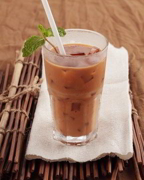 Холодный чай с молоком и мятой