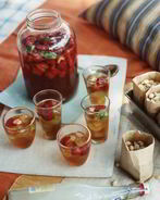 Летний холодный чай с клубникой