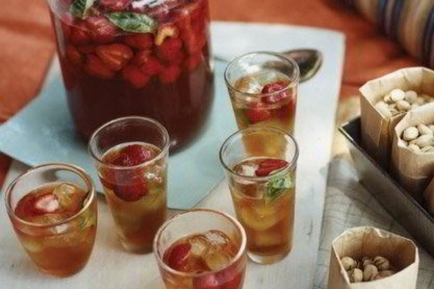 Рецепт летнего холодного чая с клубникой