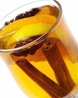 Рождественский глинтвейн с белым вином и апельсинами