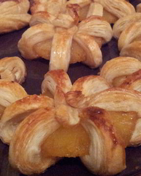 Груша и ананасы в сиропе, запеченные в слоеном тесте