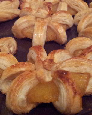 Груша и ананасы в сиропе, запеченные в слоеном тесте